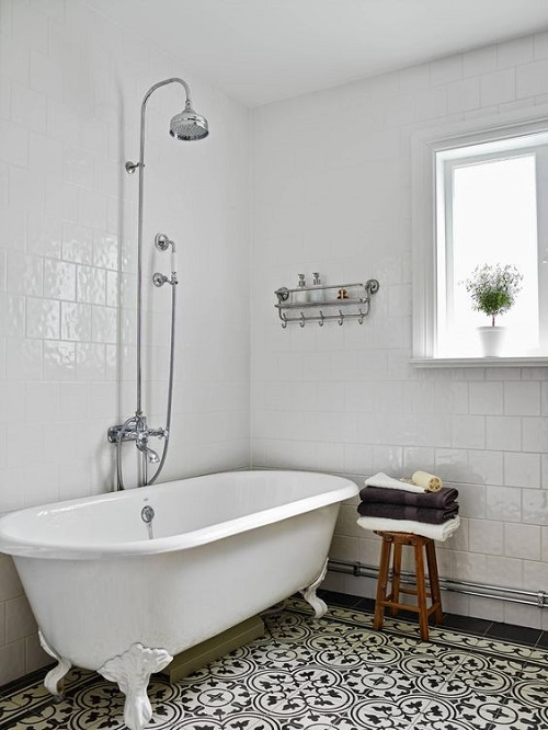Mẫu phòng tắm đơn giản với hệ thống ánh sáng tự nhiên từ ô cửa sổ nhỏ
