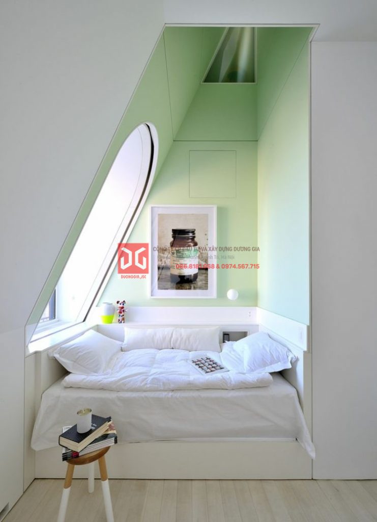 Phòng ngủ gác mái với màu sơn xanh ngọc nhẹ nhàng