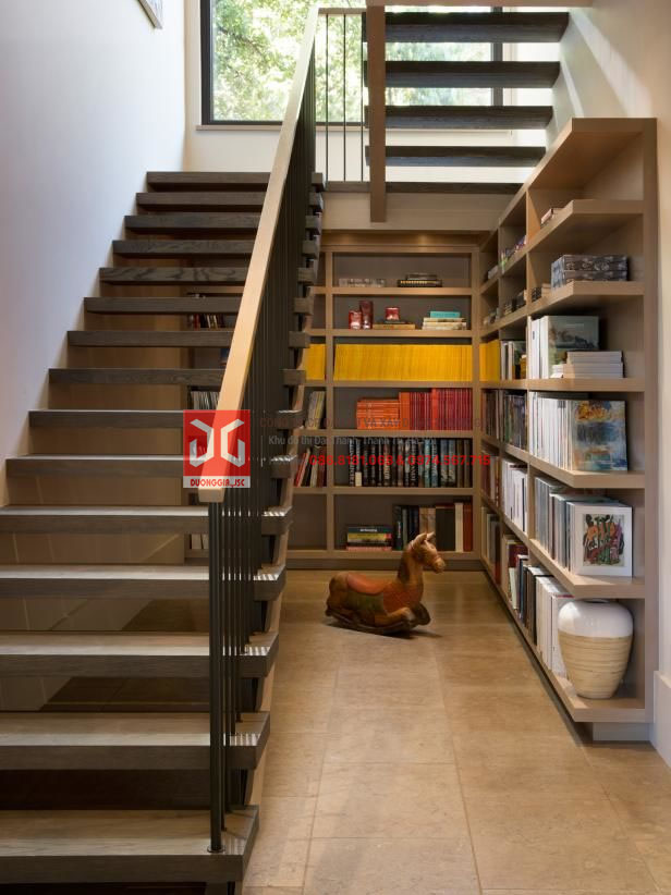 Tủ sách ngay chân gầm cầu thang giúp lấp đầy không gian trống